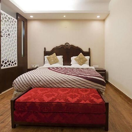 Oyo Premium Pitampura Hotel นิวเดลี ภายนอก รูปภาพ