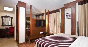 Oyo Premium Pitampura Hotel นิวเดลี ภายนอก รูปภาพ