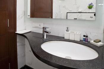 Oyo Premium Pitampura Hotel นิวเดลี ภายนอก รูปภาพ