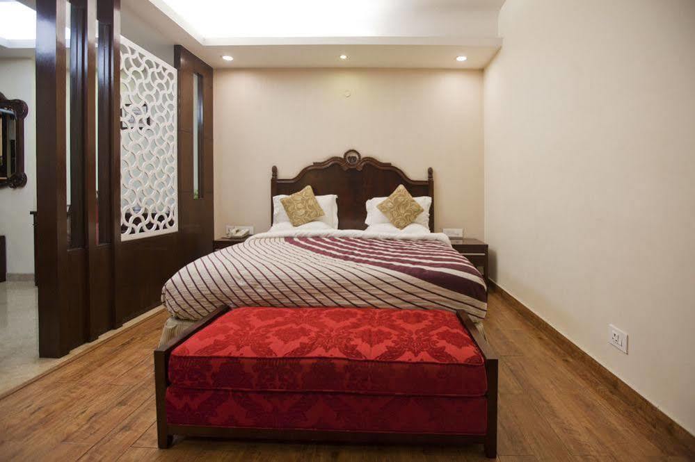 Oyo Premium Pitampura Hotel นิวเดลี ภายนอก รูปภาพ